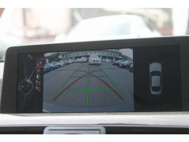 バックカメラとパークセンサーで安全な駐車をアシストします。