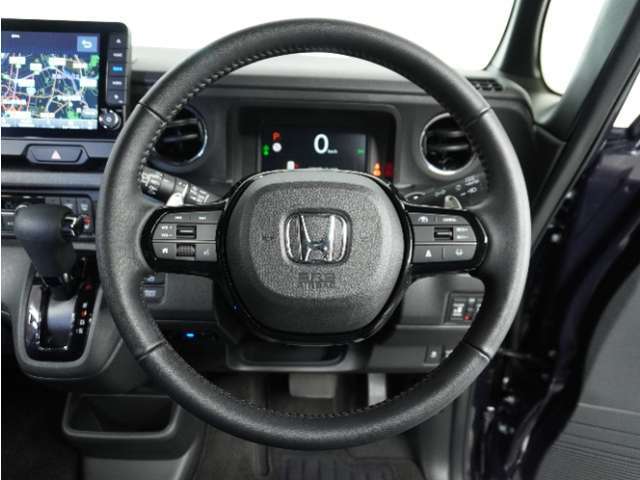 【Honda SENSING】 カメラ等装置で精度の高い検知能力を発揮、安全運転を支援します。ステアリング上のコントローラーに注目！