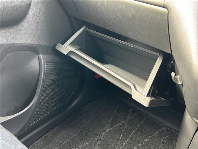 【グローブボックス】大容量のグローブボックスです！！車検証ケース他、日頃使う小物類の収納スペースもたくさんあります！