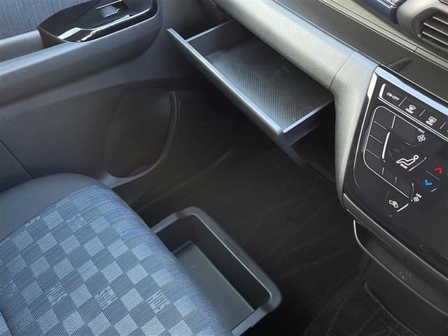 【グローブボックス】大容量のグローブボックスです！！車検証ケース他、日頃使う小物類の収納スペースもたくさんあります！