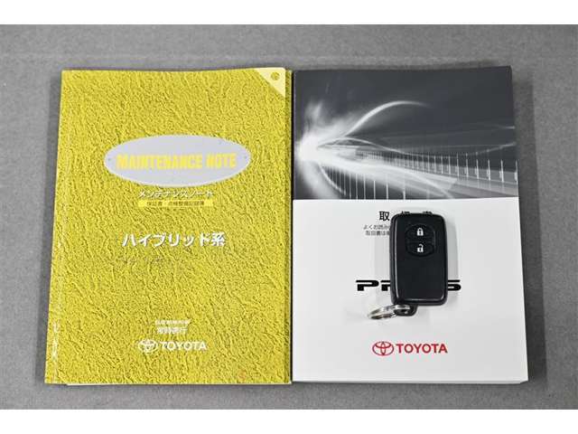 説明書も付いております。お車の操作方法や、トラブル回避方法が記載されているため、意外と役に立ちます。