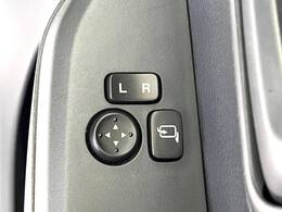 【電動格納ミラー】サイドミラーは電動格納式となっており、狭い駐車場でもキズがつくリスクを抑えられます。