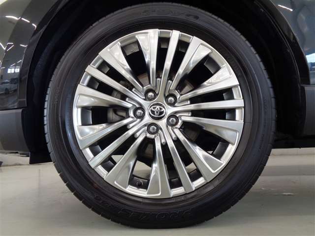 【車両検査証明書とは】トヨタの認定検査員により、クルマの状態を点数と図解で表示したもので、総合評価は11段階、内装・外装は5段階で点数表示しています。お車の状態を一目で確認することができます。