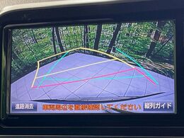 【バックカメラ】駐車時に後方がリアルタイム映像で確認できます。大型商業施設や立体駐車場での駐車時や、夜間のバック時に大活躍！運転スキルに関わらず、今や必須となった装備のひとつです！