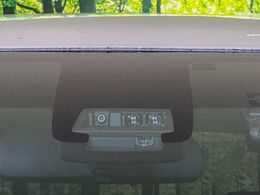 【トヨタセーフティセンス】走行中に前方の車両等を認識し、衝突しそうな時は警報とブレーキで衝突回避と被害軽減をアシスト。より安全にドライブをお楽しみいただけます。