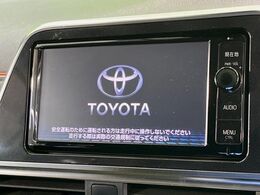 【純正ナビ】人気の純正ナビを装備しております。ナビの使いやすさはもちろん、オーディオ機能も充実！キャンプや旅行はもちろん、通勤や買い物など普段のドライブも楽しくなるはず♪