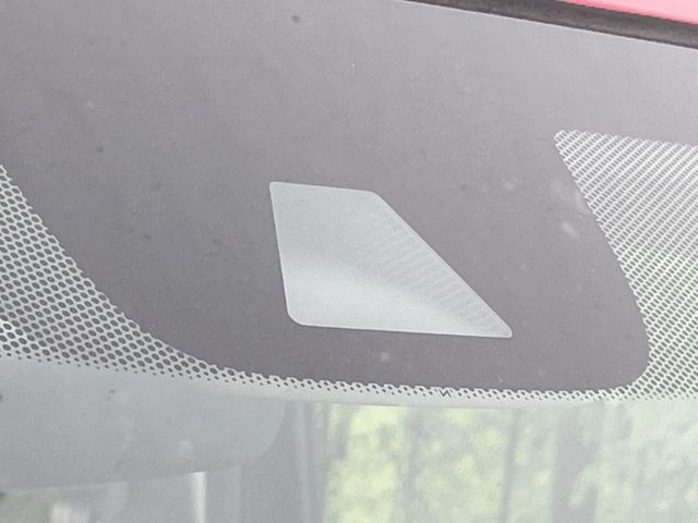 【ホンダセンシング】走行中に前方の車両等を認識し、衝突しそうな時は警報とブレーキで衝突回避と被害軽減をアシスト。より安全にドライブをお楽しみいただけます。