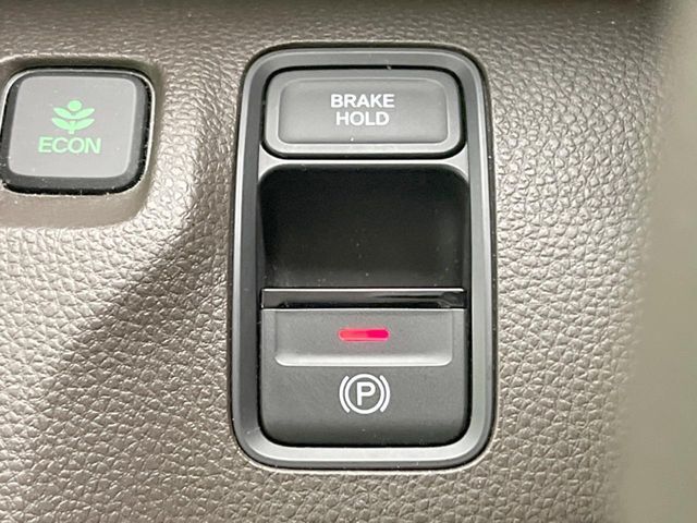 【電動パーキングブレーキ】パーキングブレーキは便利な電動式！ボタン一つで操作でき、アクセルを踏めば自動で解除されます