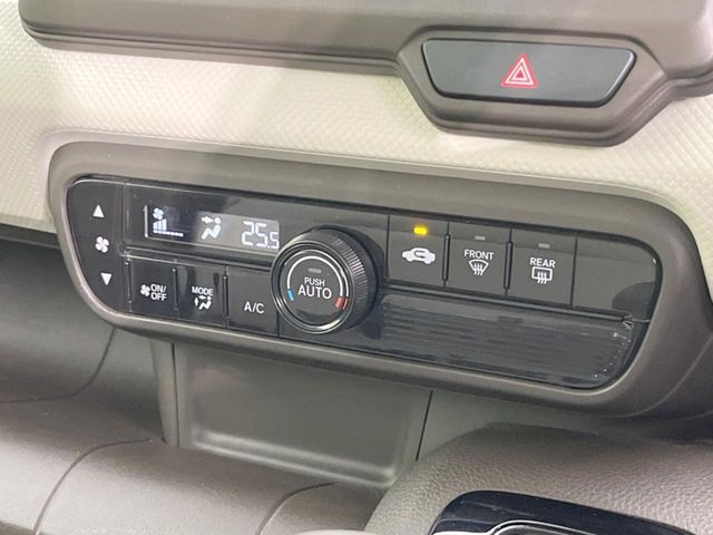 【オートエアコン】一度お好みの温度に設定すれば、車内の温度を検知し風量や温度を自動で調整。暑い…寒い…と何度もスイッチ操作をする必要はありません。快適な車内空間には必須の機能ですね♪