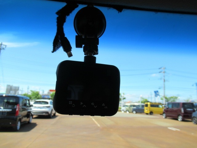 【ドライブレコーダー】映像・音声などを記録する自動車用の装置です。　もしもの事故の際の記録はもちろん、旅行の際の思い出としてドライブの映像を楽しむことができます
