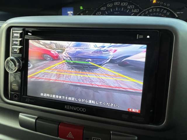 バックカメラを装備しておりますので安全にバックする事が可能になっております♪バックが苦手な方でも安心して駐車する事が出来ますよ♪画面もクリアで嬉しいですね♪