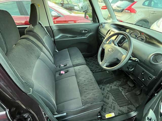 運転席の足元は広々としており、座席は大きく前後にスライド出来るので自分に合ったポジションで運転する事が出来ます♪アクセルやブレーキにクセもなくとても運転のしやすい車両です♪フロアマットも全席装備♪