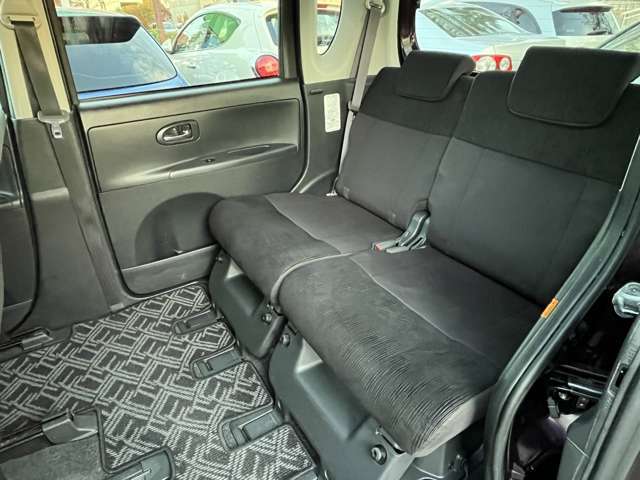 2列目のシートもご覧の通りとてもキレイな状態です♪体の大きな方が乗ってもゆったりと余裕のある快適な座席です♪足元も広く窮屈感を感じない車内になっています♪