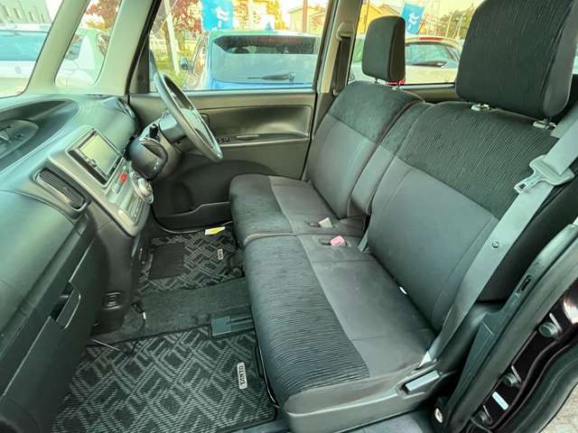 助手席側の足元もゆったりと広々しております♪サイドの窓も視界が広く見晴らしが良いので、ドライブ中にも外の景色を存分に楽しむ事が出来ます♪長時間乗車しても疲れにくいシートとなっております♪