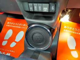 中央のスピーカーは、純正のサウンドマッピングシステムのオプションになります。車内で音楽を楽しく！