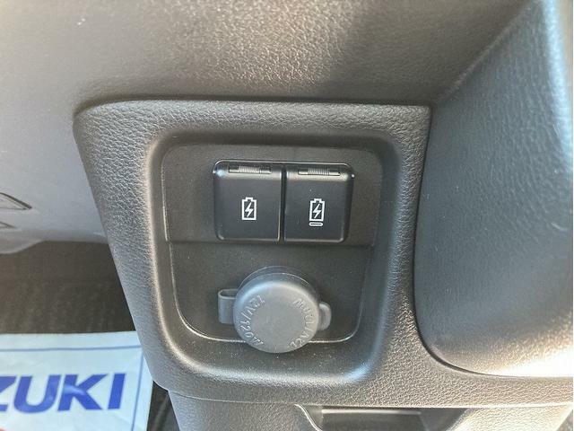 USBソケットがついておりますので、車内でスマホの充電などが可能です！