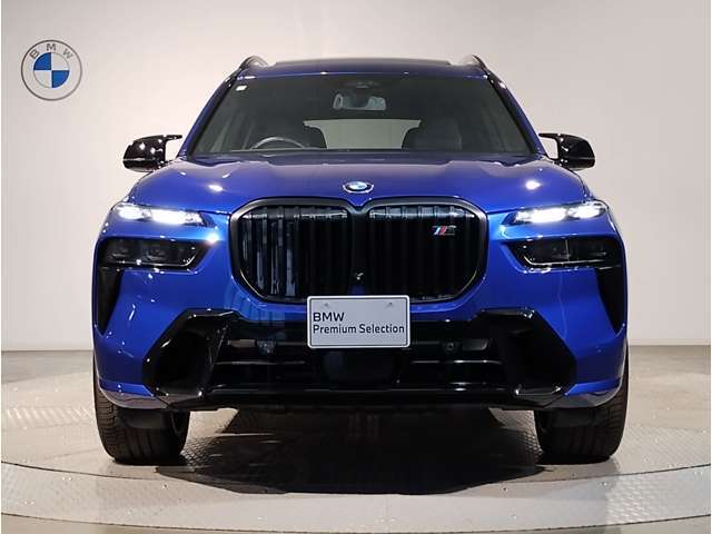 【キドニーグリル】BMWは約90年もの間、ほぼ全ての車両にひと目でBMWだと分かるこの特徴的なフロントグリルが備えられ、デザイン・アイコンとして親しまれてきました。