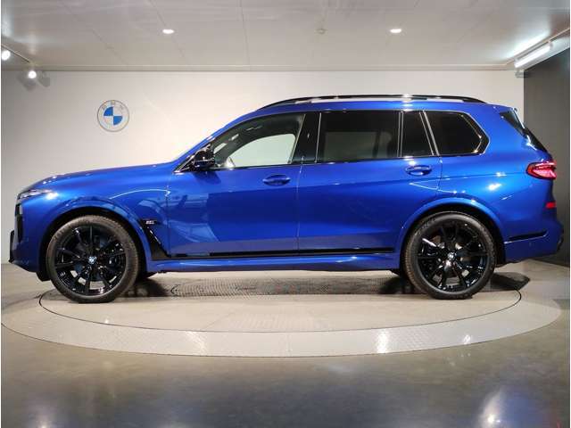 【XDrive】強大なパワーをXdriveシステムが瞬時に理想的な可変配分を行い、かつてない安心・快適・スポーティな走りを約束します。走行状況に応じてトルク配分を最適化してくれる優れものです！