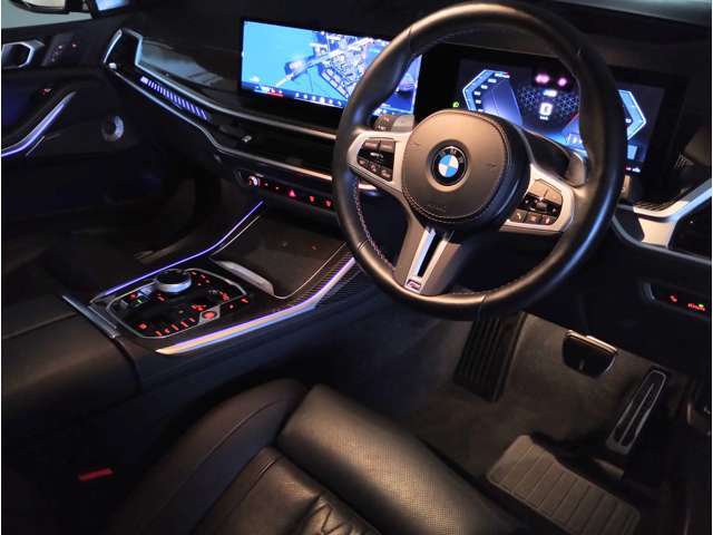 【ハンドル】ドライバーとBMW車の一体感がダイレクトに伝わるステアリングホイール。形状・太さへの拘りに加えて、操作性を高める為にスイッチ類も配置。クイックかつ安定のドライビングを体感下さい！