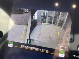 【バックカメラ】駐車時に後方がリアルタイム映像で確認できます。大型商業施設や立体駐車場での駐車時や、夜間のバック時に大活躍！運転スキルに関わらず、今や必須となった装備のひとつです！