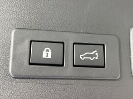 【パワーバックドア】スマートキーや運転席のボタンを押すだけでリアゲートが自動で開閉します！荷物を持っている時や、高い位置にあるバックドアを閉める際に便利な機能です♪