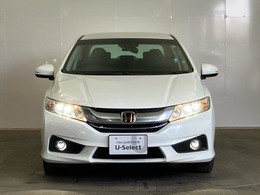 LEDヘッドライトを点灯させた画像です。従来のハロゲンヘッドランプと比べ、省電力、長寿命、大光量のヘッドライトです。より遠くまで明るく照らし、夜間や降雨時などの走行安全性に寄与いたします。