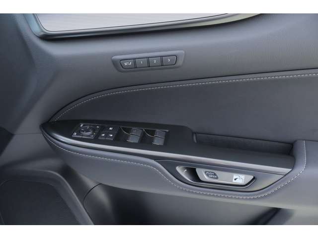 e-latch  降車時に後方から車が近づいている時はドアを開かないようにする安心機能。