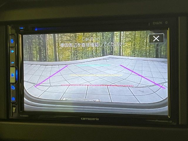 【バックカメラ】駐車時に後方がリアルタイム映像で確認できます。大型商業施設や立体駐車場での駐車時や、夜間のバック時に大活躍！運転スキルに関わらず、今や必須となった装備のひとつです！