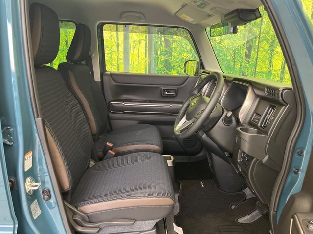 運転席シート廻りは使用感も少なく、良好な状態となっています。前オーナー様が丁寧に使っていたことがよくわかりますね。