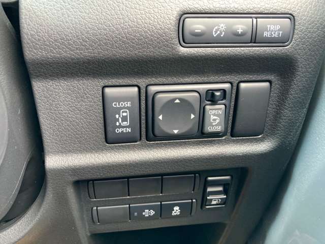 メーカーオプションの左側オートスライド装備です！