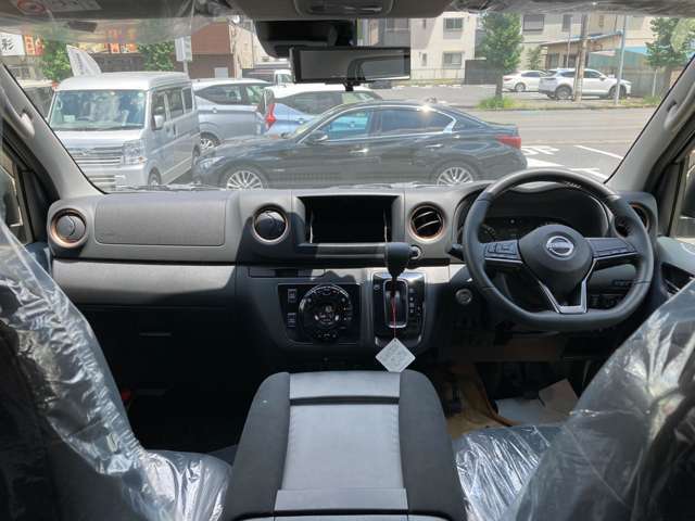 室内はハンドル周りからシート、床に至るまで、エンジンルームやボディももちろん隅々まで専門スタッフが一生懸命クリーニングします。