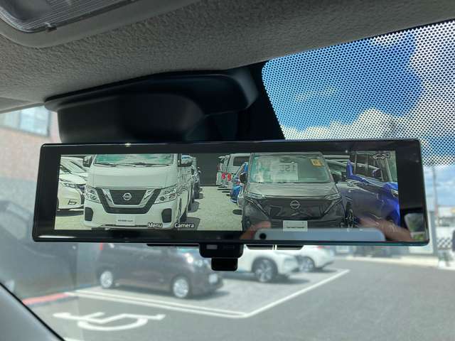 乗員、ヘッドレスト、積載物などでさえぎられがちなルームミラーの後方視界をクリアに保ちます。車室内の状況に関わらず、車両後方にあるカメラの画像をルームミラーに映し出します。