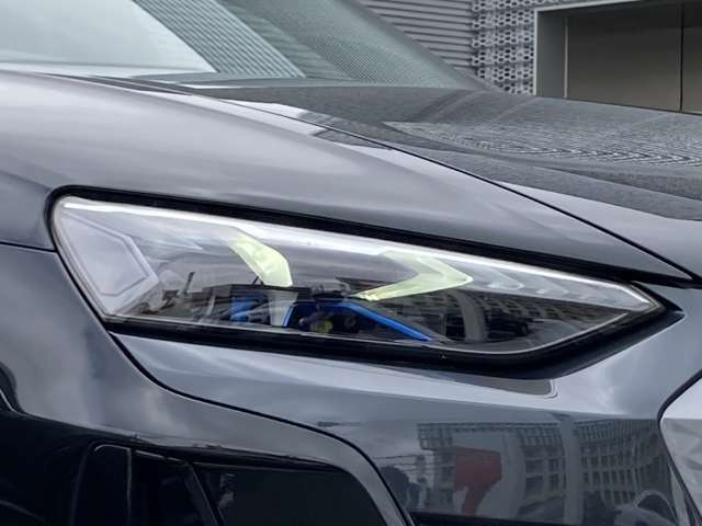 ヘッドライトには精細で複雑、高解像度なライティングが可能なHDマトリクスLEDヘッドライトを搭載。カメラが対向車や先行車を検知し、その部分だけ配光を自動制御によりカット。