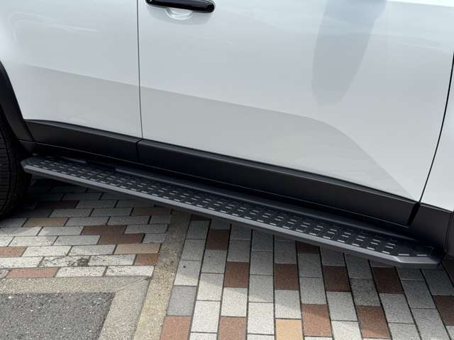 ステップは、SUVやミニバンなど車高の高い車において、乗り降りをサポートする実用的な装備☆特にお子さまや高齢の方にとっては大きな助けとなり、安心感を与えてくれ、迫力を増すアクセントにもなり人気があります！