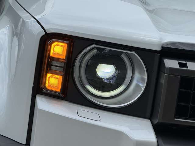 LEDライトは、明るく瞬時に点灯するため視認性が高く、省エネで長寿命☆彡デザイン面でも自由度が高く、車の顔をシャープかつ未来的に演出し、機能性と美しさを兼ね備えた魅力的な存在です！交換も承っております ☆
