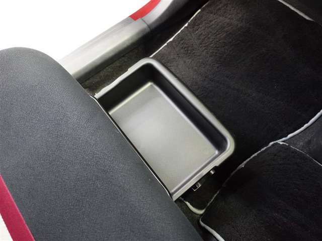 助手席シートの下に小物入れがあり便利に使えます！