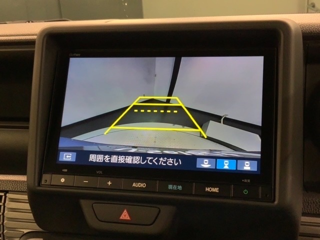 リバースギアに入れるだけで後方の表示へ切り替わります。夜間や雨の日の駐車も楽になりますよ。