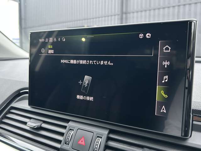 マットブラックにホワイトのLIBERALAのロゴの建物と看板が目印です。