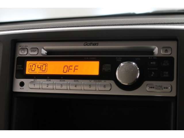 ホンダ純正ギャザズCDチューナーを装備☆お気に入りの音楽をお楽しみいただけます☆各種ナビ取り付けも当店にて対応可能です！是非ご相談くださいませ☆