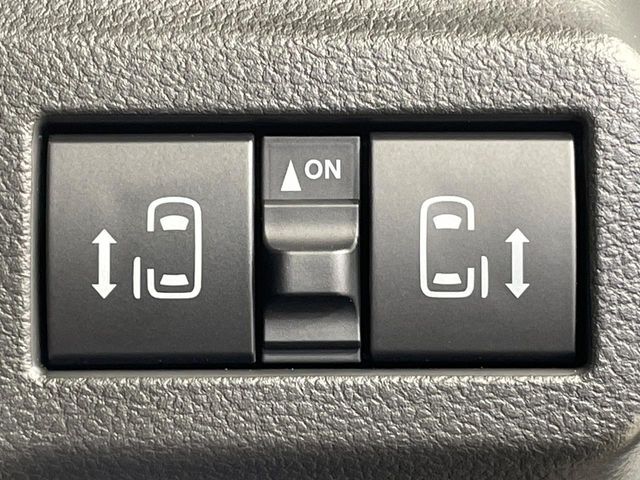 【両側パワースライドドア】スマートキーや運転席のスイッチで後席両側スライドドアの開閉が可能♪電動だから力を入れてドアを開ける必要が無く、小さなお子様でも簡単に開け閉めでき快適です♪
