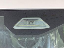 【スズキ　セーフティサポート】走行中に前方の車両等を認識し、衝突しそうな時は警報とブレーキで衝突回避と被害軽減をアシスト。より安全にドライブをお楽しみいただけます。