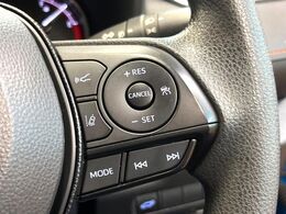 【レーダークルーズコントロール】高速道路での長距離走行が楽に！！自動で速度を保つクルーズコントロールが、衝突軽減システムと連携し、前方の車両を感知して車間を保つように速度調節してくれます！！
