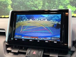 【バックカメラ】駐車時に後方がリアルタイム映像で確認できます。大型商業施設や立体駐車場での駐車時や、夜間のバック時に大活躍！運転スキルに関わらず、今や必須となった装備のひとつです！