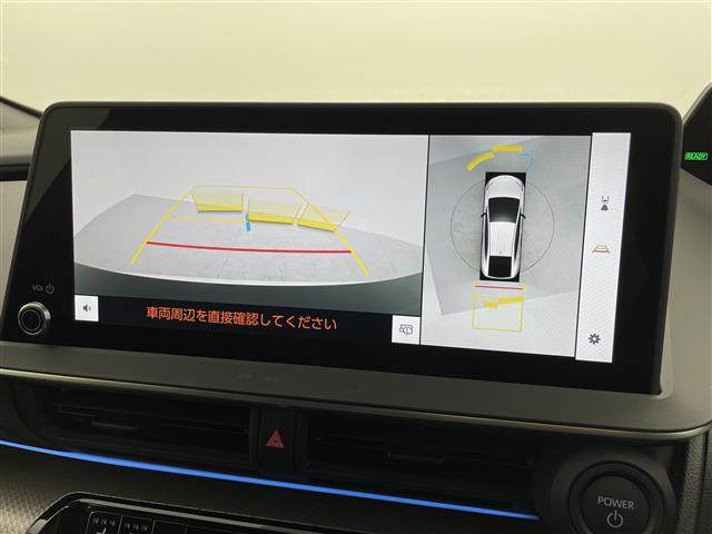 【パノラミックビューモニター】クルマを真上から見下ろした視点で駐車をサポートします！クルマの斜め後ろや真横など、いち早く障害物に気が付くことができます。