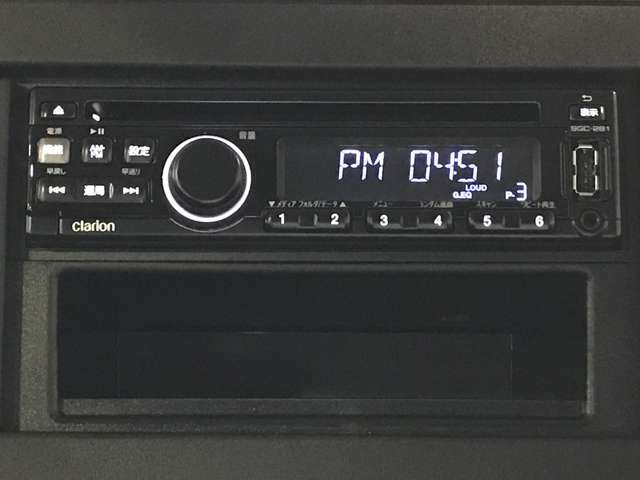 AM/FMラジオ＆CDデッキはちょうど良い位置に配置されスイッチ類も大きいので操作し易いです☆