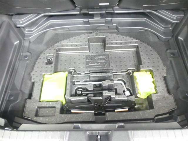 最近はパンク修理キットが標準ですね。タイヤの無い分軽量化と収納スペース確保できますね。