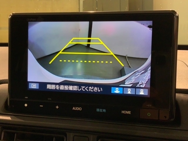 リバースギアに入れるだけで後方の表示へ切り替わります。夜間や雨の日の駐車も楽になりますよ。