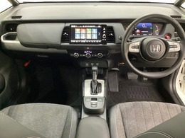 車内は光触媒抗菌消臭施工済です。インパネ周りはスタイリッシュなデザインで機能や装備も充実しています。グローブボックスやカップホルダーのほかにトレーなどたくさんの収納スペースが付いています。