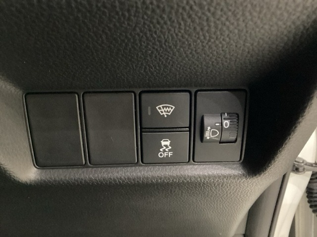 ハンドルの右側にはヘットライトリベライザーとHondaセンシング用のVSA解除スイッチなどがついています。ヘッドライトリベライザーは道路状況や積荷の加重に応じてライトの高さを調節できます。