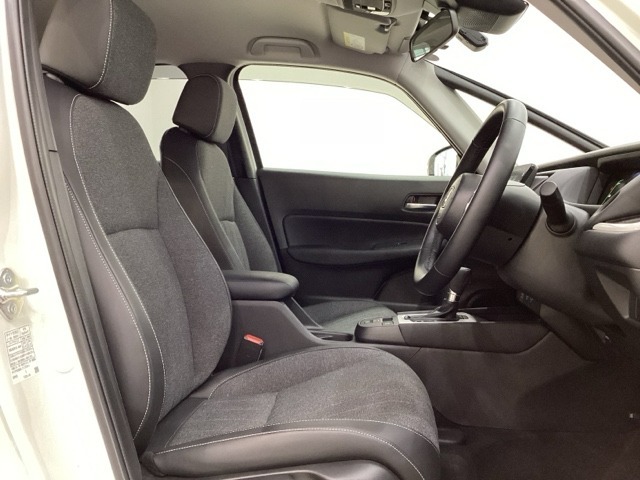 広い足元にゆったり座れるシートには肘掛けも装備しており長距離の運転でも疲れにくくなってます。女性でも運転がしやすいように、シートの高さ調整機能（シートリフター）がついています。